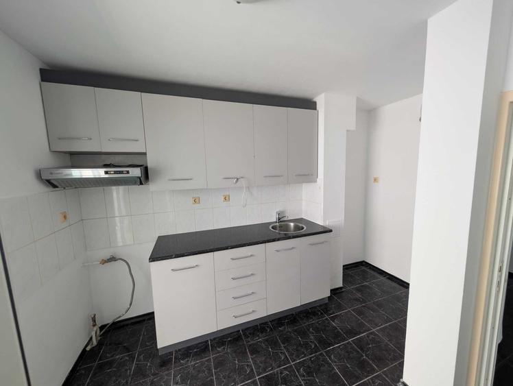 Apartament cu 3 camere decomandat în Calarași 4