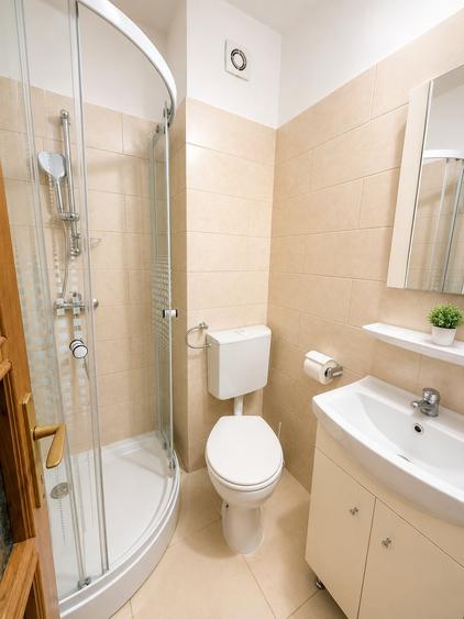 Casă individuală cu 16 camere cu Canalizare în Central