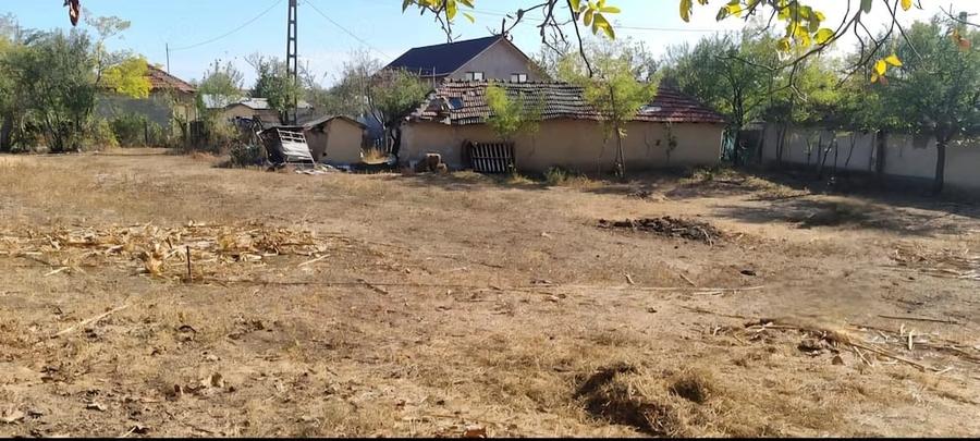 Teren de 2700 mp, în Scurtești