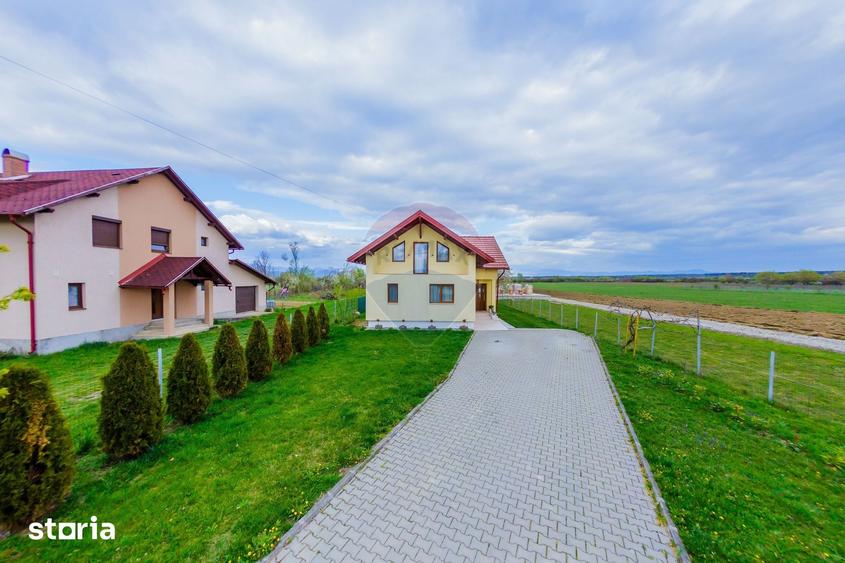 Casă cu 4 camere cu Teren 2900 Mp în Ardusat