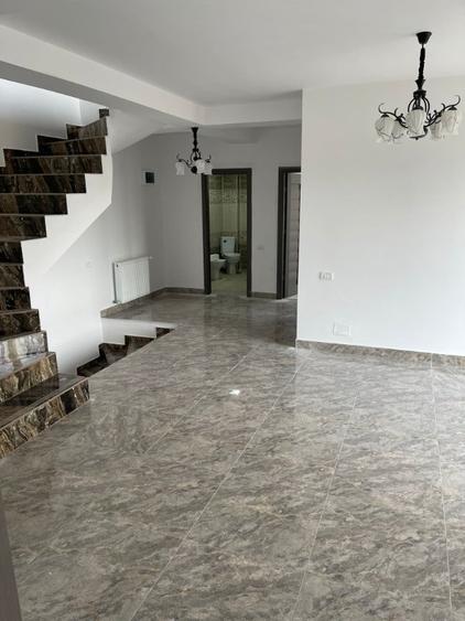 Casă cu 5 camere cu Teren 300 Mp în Mihai Bravu