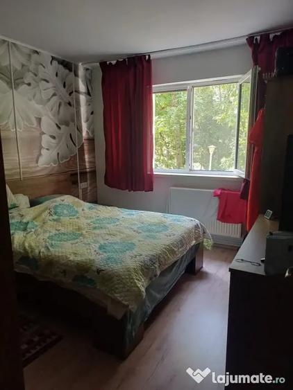 Apartament cu 3 camere semidecomandat în Splai Bahlui