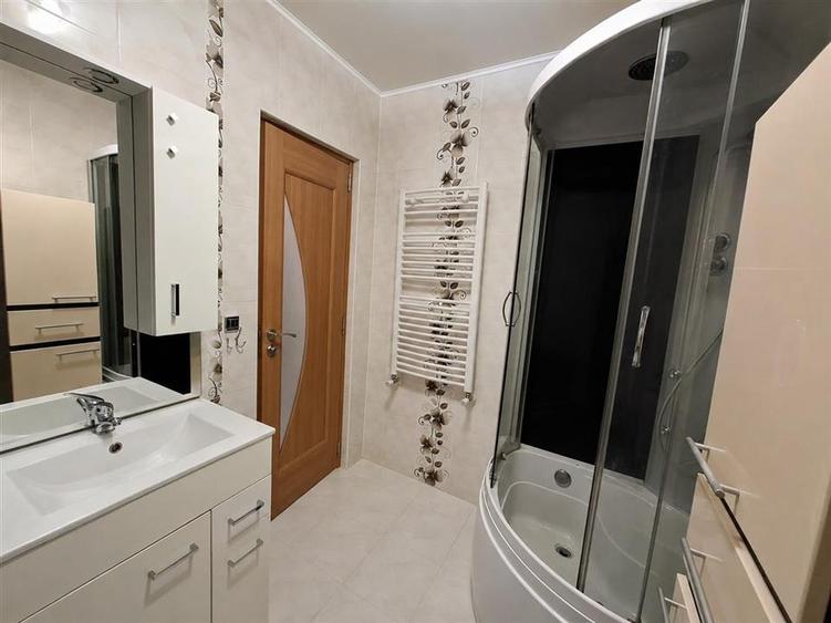 Apartament cu 3 camere decomandat, mobilat în Exterior Est