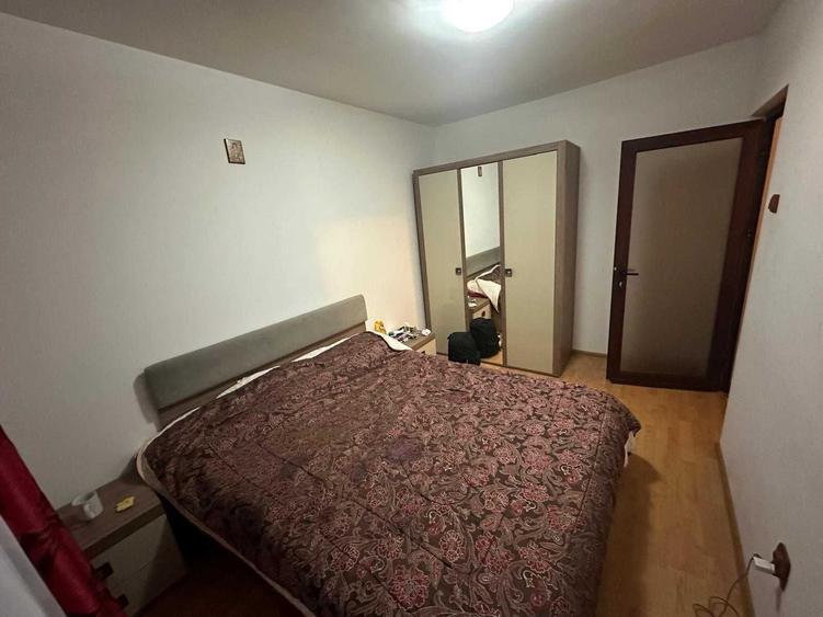 Apartament cu 3 camere semidecomandat în Micro 17