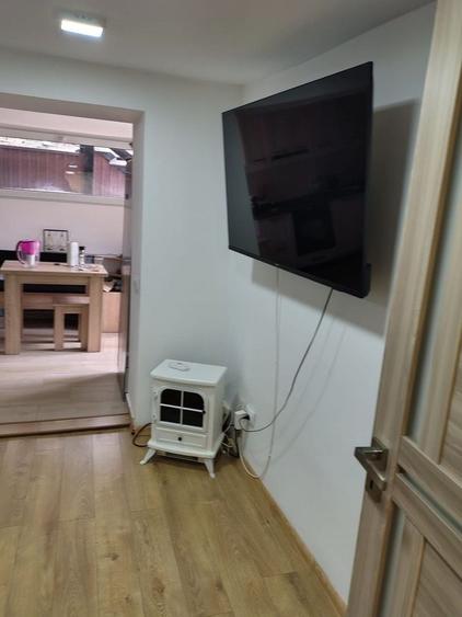 Casă individuală cu 8 camere cu Canalizare în Central
