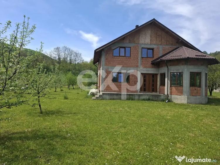 Casă cu 4 camere cu Teren 3400 Mp în Pucioasa-Sat