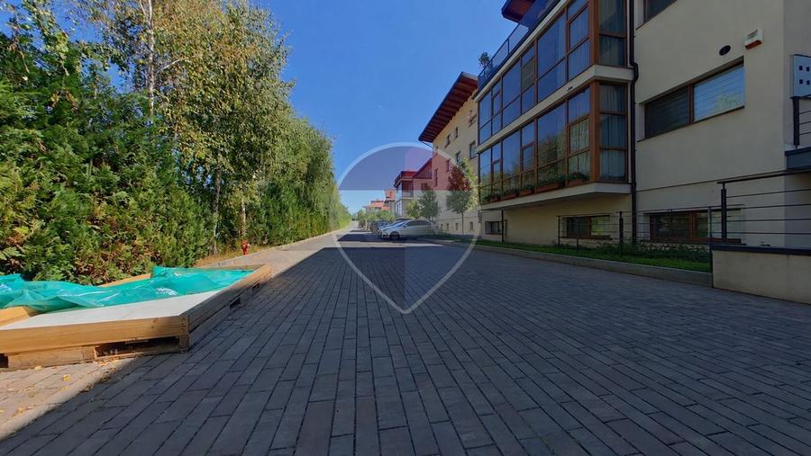 Apartament cu 3 camere semidecomandat, mobilat în Europa