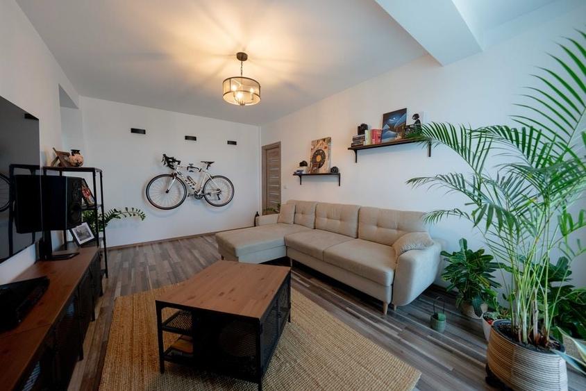 Apartament cu 3 camere semidecomandat în Exterior Vest