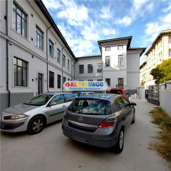 Casă individuală cu 40 camere cu Teren 885 Mp în Calea Victoriei