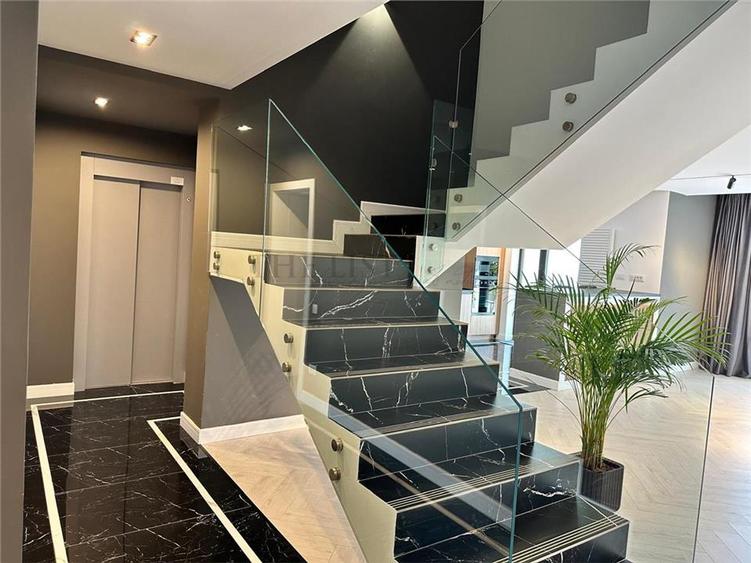 Duplex cu 9 camere cu Piscina în Pipera