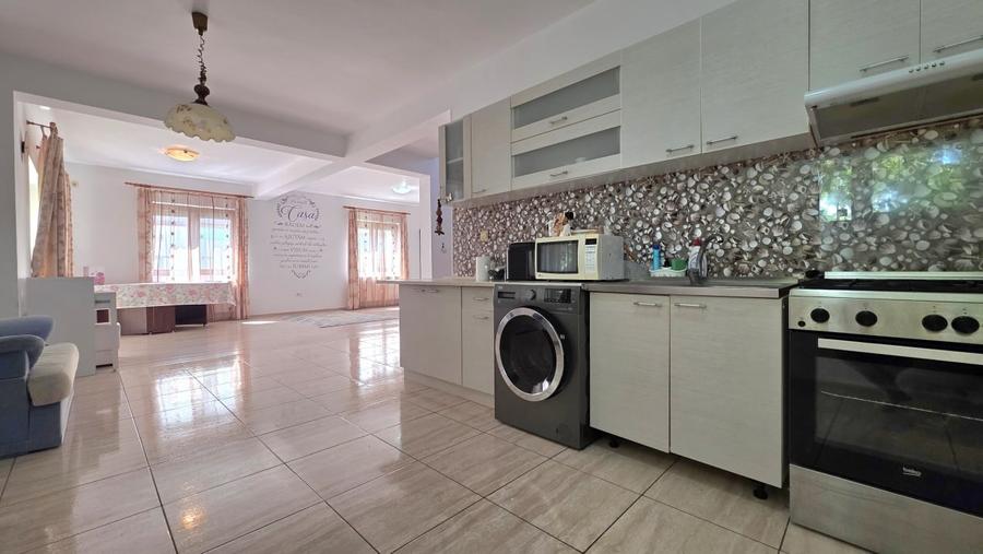 Casă individuală cu 4 camere cu Canalizare în Lazu