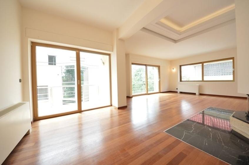 Apartament cu 5 camere decomandat în Primăverii