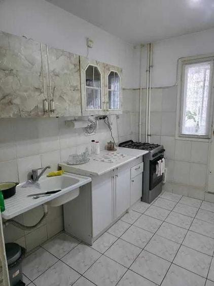 Apartament cu 3 camere semidecomandat în Crângași