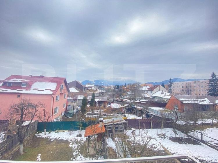 Casă individuală cu 12 camere cu Garaj în Florilor