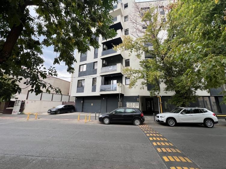 Apartament cu 3 camere semidecomandat, mobilat în Calea Călărașilor