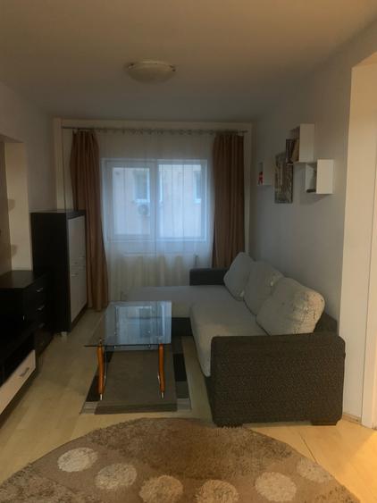 Apartament cu 2 camere semidecomandat în Broscărie
