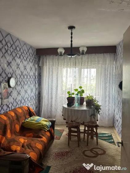 Apartament cu 4 camere decomandat în Peco