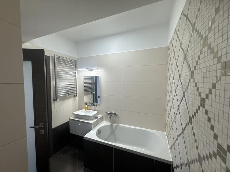 Apartament cu 4 camere decomandat, mobilat în Băneasa