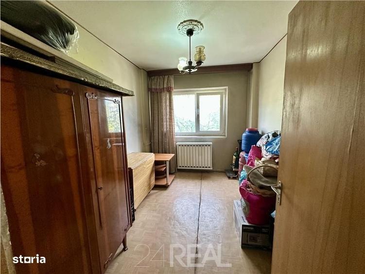 Apartament cu 3 camere semidecomandat în Apusului