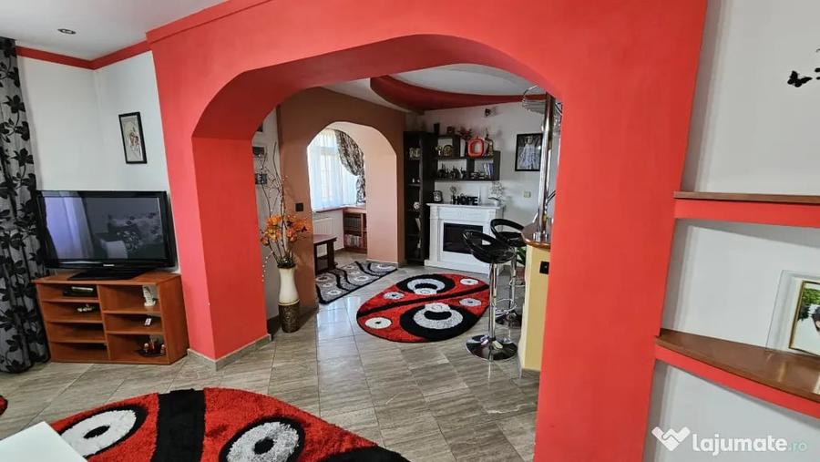 Apartament cu 7 camere decomandat în Central