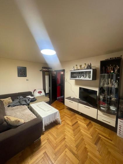Apartament cu 3 camere semidecomandat, mobilat în Central