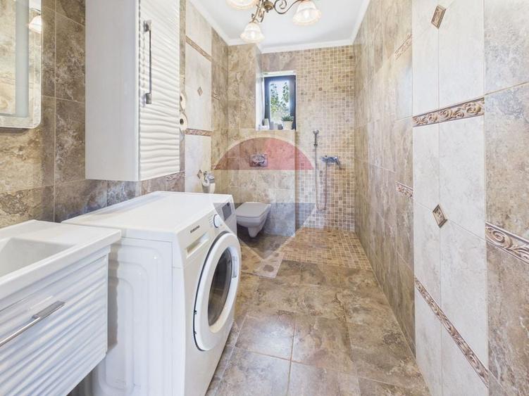 Casă individuală cu 10 camere cu Teren 1300 Mp în Central