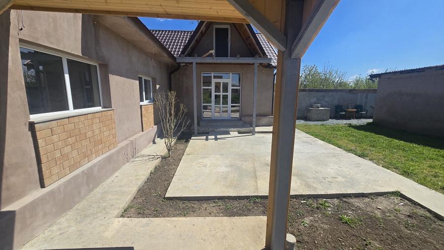 Casă cu 3 camere în Poarta Albă
