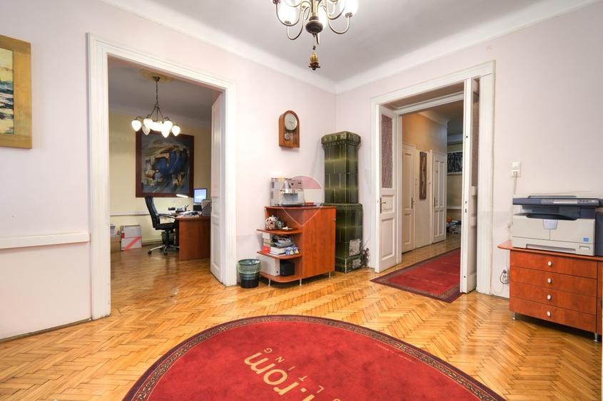 Apartament cu 5 camere decomandat în Semicentral
