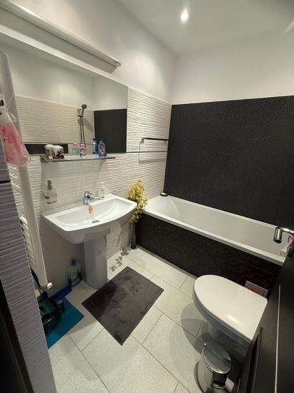 Apartament cu 3 camere semidecomandat în Roșu