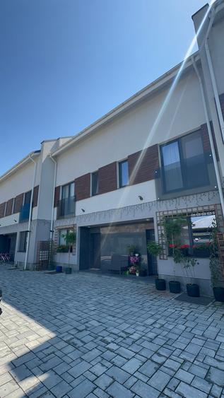 Duplex cu 5 camere cu Canalizare în Est
