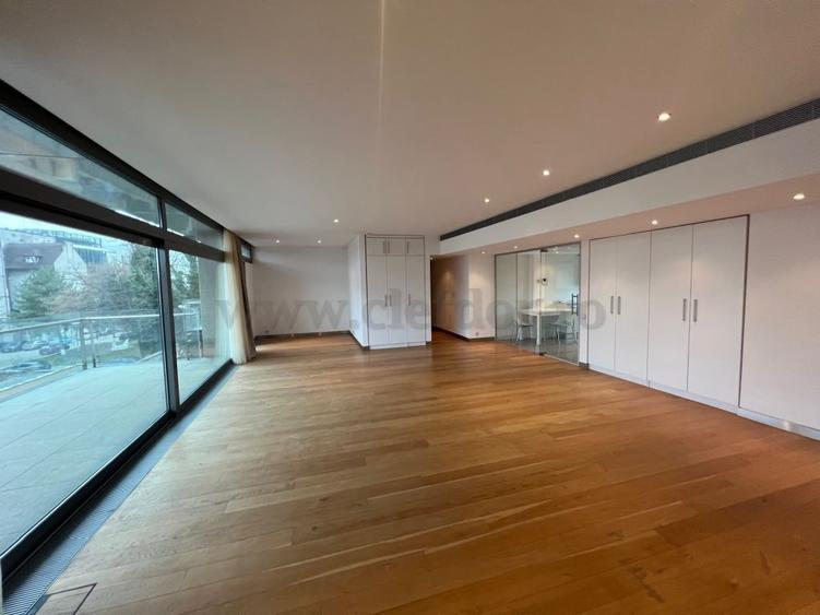Apartament cu 4 camere semidecomandat în Kiseleff