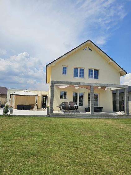 Casă individuală cu 4 camere cu Canalizare în Sânmartin