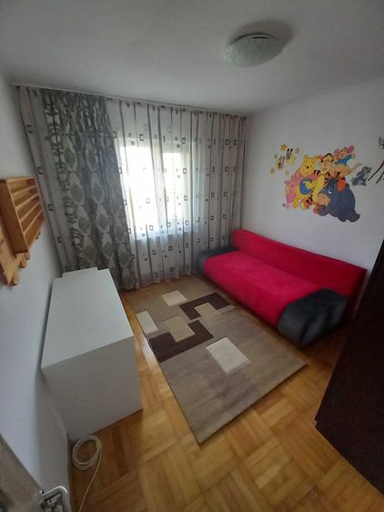 Apartament cu 3 camere semidecomandat în Micro 6