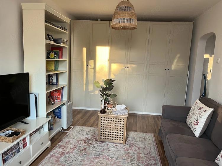 Apartament cu 3 camere semidecomandat în Rahova