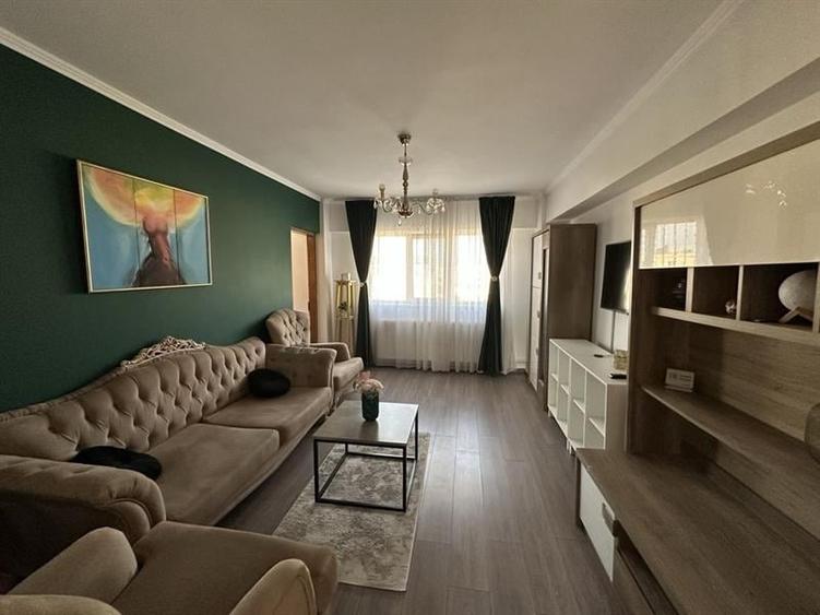 Apartament cu 4 camere decomandat, mobilat în Central