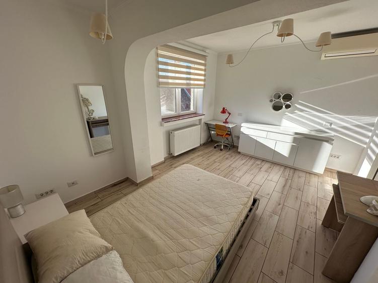 Apartament cu 4 camere decomandat în P-ța Unirii
