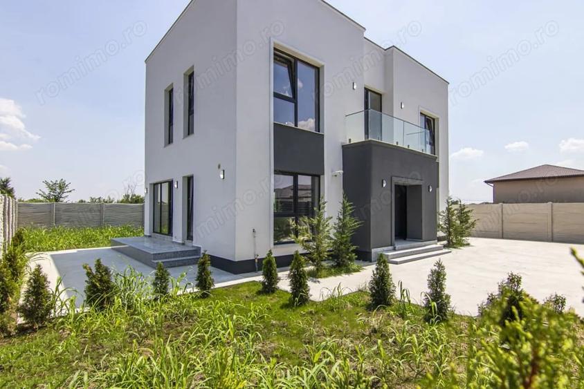 Casă cu 7 camere cu Teren 370 Mp în Ferme