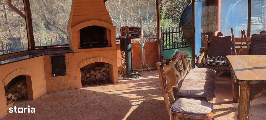 Casă cu 10 camere cu Teren 1000 Mp în Cerbăl