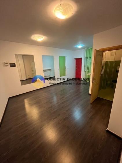Casă individuală cu 5 camere cu Canalizare în Precista