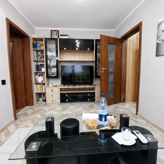 Apartament cu 3 camere decomandat, mobilat în Florilor