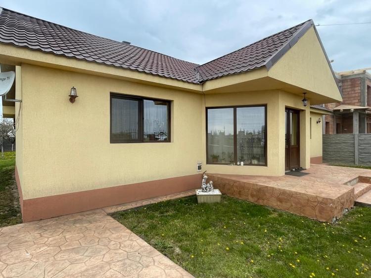 Casă individuală cu 3 camere cu Canalizare în Moșnița Nouă