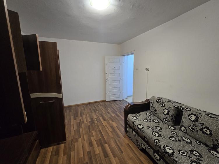 Apartament cu 2 camere decomandat în Tractorul