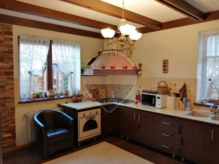 Casă individuală cu 9 camere cu Teren 1365 Mp în Valea Doftanei