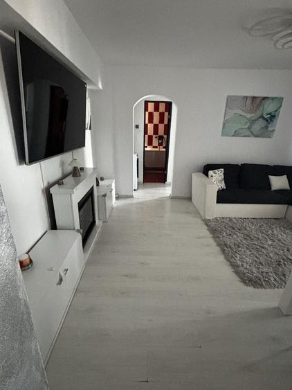Apartament cu 3 camere semidecomandat în Central