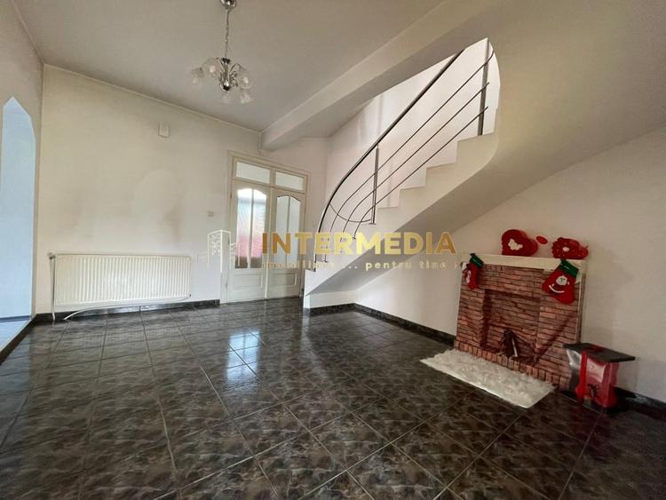 Casă individuală cu 8 camere cu Canalizare în Cetate