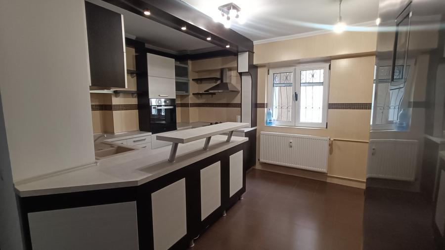 Apartament cu 3 camere decomandat în Nerva Traian