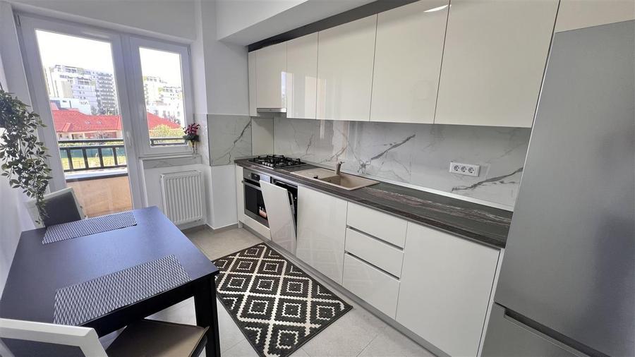 Apartament cu 2 camere decomandat în Tractorul