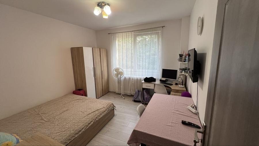 Apartament cu 4 camere semidecomandat în Apusului
