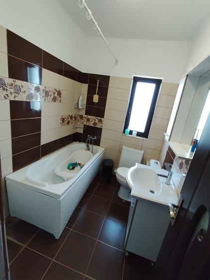 Casă cu 4 camere în Valea Adâncă