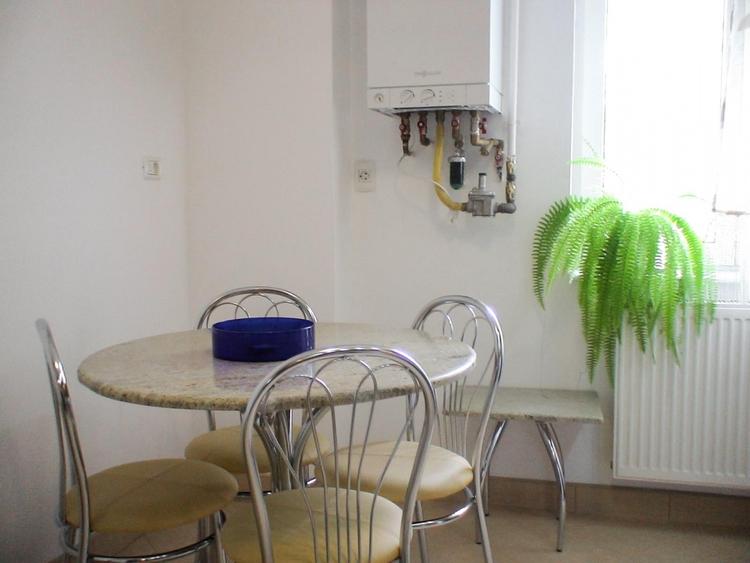 Apartament cu 4 camere decomandat, mobilat în Tineretului
